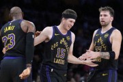 失误不断，湖人险胜鹈鹕，东契奇关键时刻统治比赛